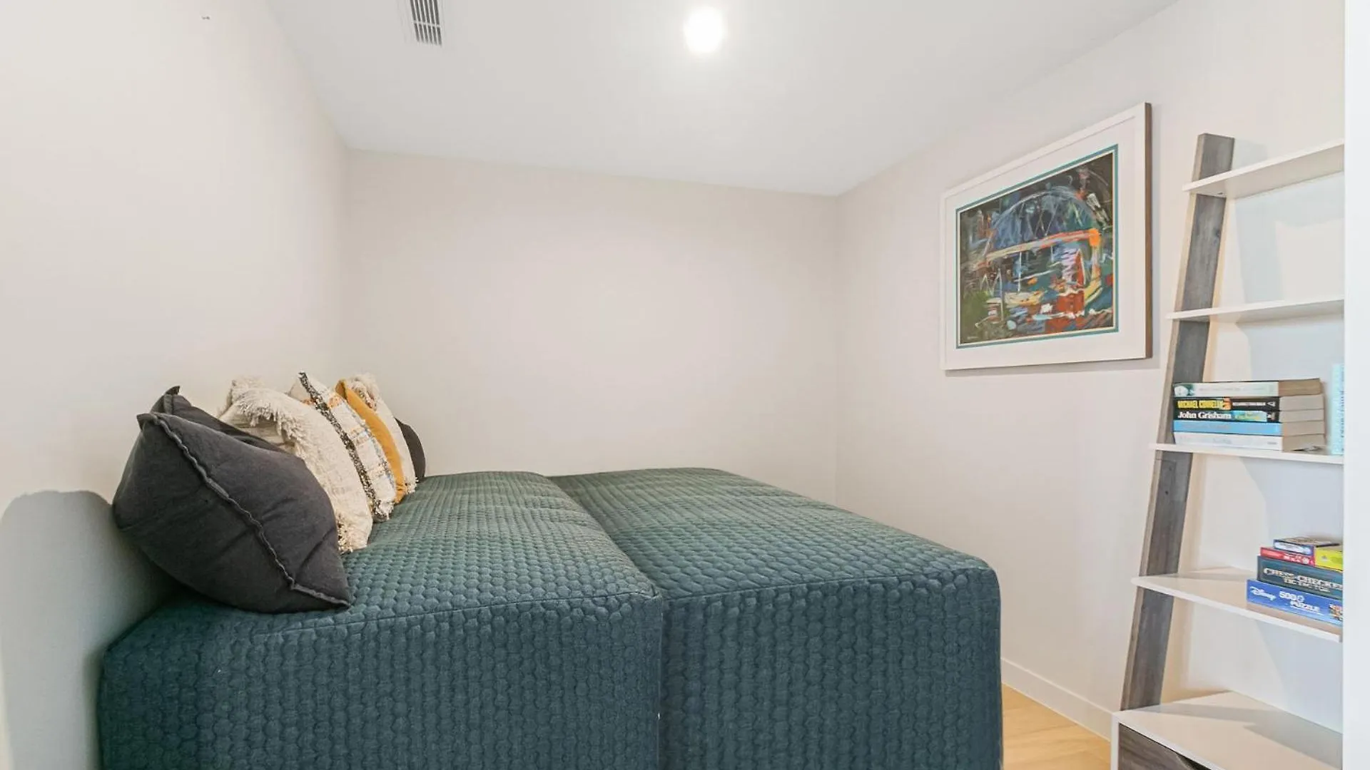 Daire Village 804 Gold Coast